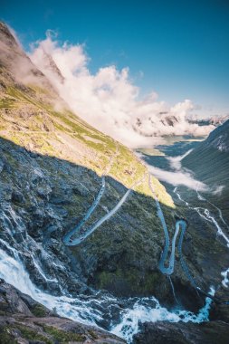 Ünlü dünya yollar üzerinde şaşırtıcı görünümü. Trollstigen yılan gibi dağ yolu Norveç'te. Büyük şelale