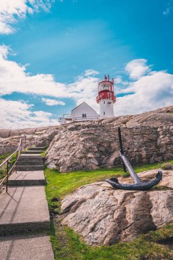 Dünya ünlü Lindesnes Fyr feneri Güney noktası Norveç'in kenarında kayalık deniz sahil üzerinde 