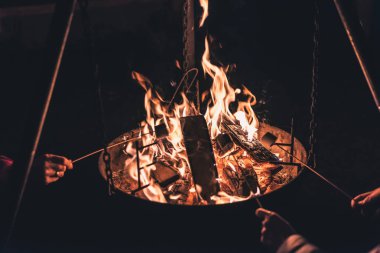 Hatmi ile ile gece şenlik ateşi kamp ve woodpile yanan