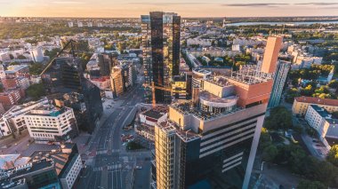 Modern iş Tallinn İlçesi, Estona gün batımında inanılmaz hava uçak atış