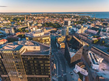 Modern iş Tallinn İlçesi, Estona gün batımında inanılmaz hava uçak atış