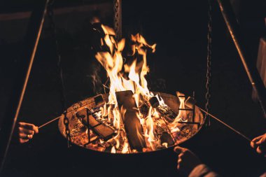 Hatmi ile ile gece şenlik ateşi kamp ve woodpile yanan