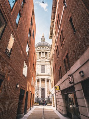 Londra, İngiltere - Mart, 2016: Düşük görüş açısı dar sokaktan St Paul's Katedrali. Eski ve modern mimarinin birleşimini