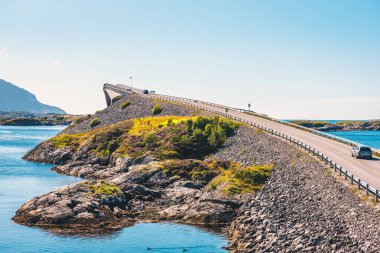 Güzel doğa arka plan ile Norveç'te Atlantik yol 