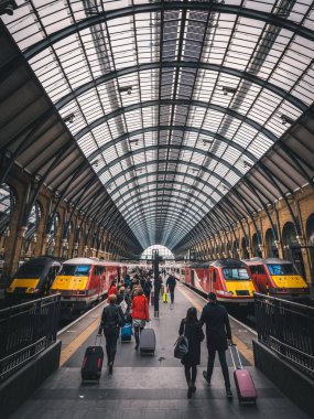 Londra, İngiltere - Mart, 2016: Yolcularla Kings Cross tren istasyonu London.Virgin trenler merkez ana işleci dışında bu tren istasyonu.