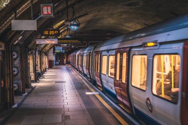 Londra, İngiltere - Mart, 2016: Ünlü Baker Street Metro İstasyonu'na ve trenin