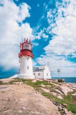 Dünya ünlü Lindesnes Fyr feneri Güney noktası Norveç'in kenarında kayalık deniz sahil üzerinde