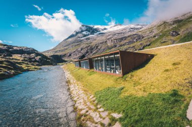 Amazing eski ahşap geleneksel Norveç kabin ve dağlar yeşil çim