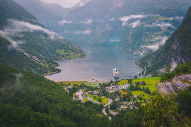 Geiranger ve sisli hava yağmurlu, dağın tepesine üzerinden Geiranger fiyort görünümü şaşırtıcı