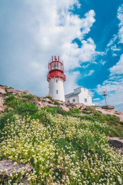 Dünya ünlü Lindesnes Fyr feneri Güney noktası Norveç'in kenarında kayalık deniz sahil üzerinde 