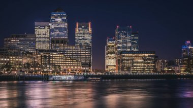 Londra, İngiltere - Mart, 2016: Cityscape modern Londra gece adlı.