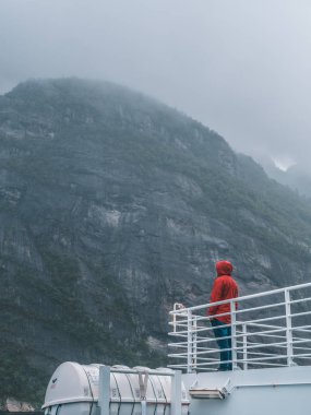 Görüntüleme platformu üzerinde duran ve Norveç dağlar manzarayı adam