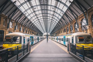 Londra, İngiltere - Mart, 2016: Kings Cross tren istasyonu Merkezi London.Virgin trenler bu tren istasyonuna ana işleci olur.
