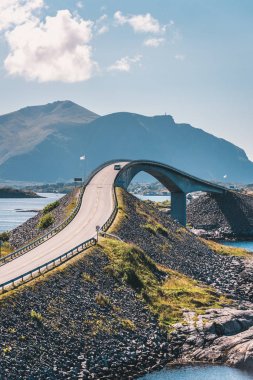 Güzel doğa arka plan ile Norveç'te Atlantik yol 