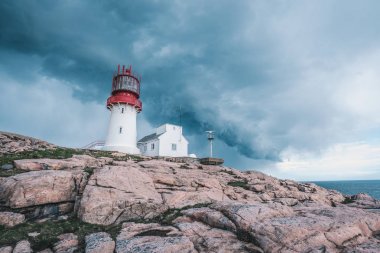 Dünya ünlü Lindesnes Fyr feneri Güney noktası Norveç'in kenarında kayalık deniz sahil üzerinde 