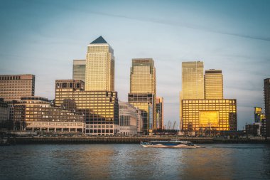 Akşam panorama adlı Canary Wharf, Tower Hamlets, East London bulunan büyük iş merkezleri, altın saat. Ünlü gökdelenler ve Londra yerlerinden.