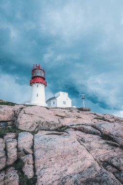 Dünya ünlü Lindesnes Fyr feneri Güney noktası Norveç'in kenarında kayalık deniz sahil üzerinde