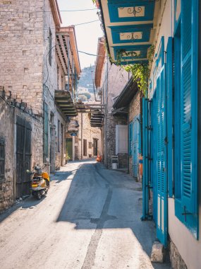 Vintage scooter Kıbrıs eski küçük kasabasında dar sokakta park edilmiş