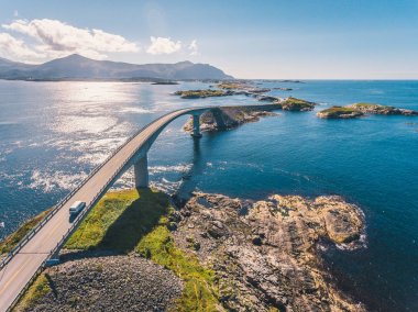 Norveç'te şaşırtıcı ünlü Atlantik yolu havadan uçak atış