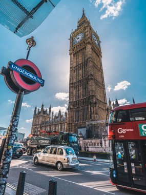 Londra, İngiltere - Mart, 2017: Ünlü Big Ben saat kulesi ve Londra kırmızı otobüs. Yeraltı işareti ve Londra taksi Araba.