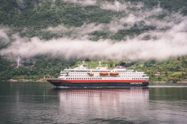 Geiranger, Norveç - Ağustos 2016: Hurtigruten Ms Geiranger yağmurlu ve sisli gün gelen Nordnorge