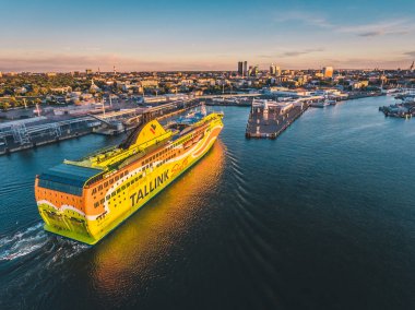 Tallinn, Estonya - Temmuz, 2016: Tallink Servisi Ms süperstar hava atış bağlantı noktası Tallinn adlı gelen feribot gezisi. Tallinn cityscape batımında arka plan üzerinde.