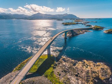 Norveç'te şaşırtıcı ünlü Atlantik yolu havadan uçak atış