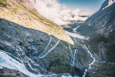 Ünlü dünya yollar üzerinde şaşırtıcı görünümü. Trollstigen yılan gibi dağ yolu Norveç'te. Büyük şelale
