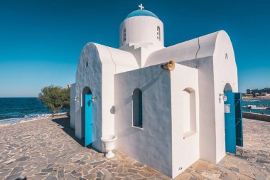 Klasik Yunan stili kilise Kıbrıs'ta sahilde