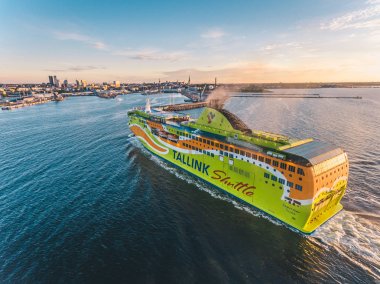 Tallinn, Estonya - Temmuz, 2016: Tallink Servisi Ms süperstar hava atış bağlantı noktası Tallinn adlı gelen feribot gezisi. Tallinn cityscape batımında arka plan üzerinde.