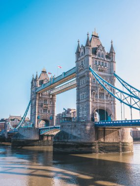 Dünya ünlü Tower Bridge parlak güneşli bir günde on Thames Nehri üzerinde. İngiltere'nin ulusal sembolleri