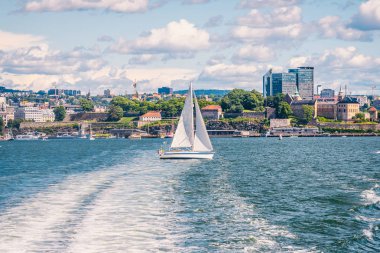 Yalnız yat denizde günbatımında ile beyaz yelken yelkenli