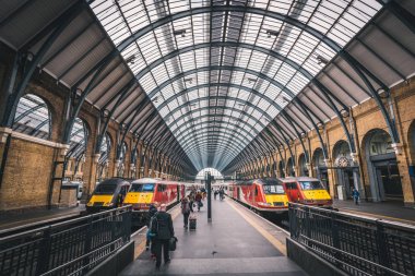 Londra, İngiltere - Mart, 2016: Yolcularla Kings Cross tren istasyonu London.Virgin trenler merkez ana işleci dışında bu tren istasyonu.