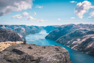 Yukarıda Lysefjord Norveç'te ünlü Preikestolen harika görünümünden