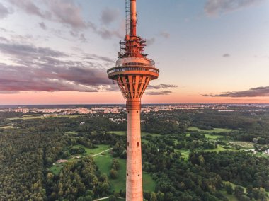 Hava uçak atış yaz akşam günbatımında Tallinn Tv Kulesi.