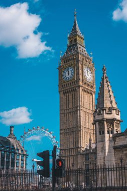 Londra'nın ünlü dönüm noktası dünya. Büyük Ben ve Parlamento, İngiltere'de güneşli yaz gün.