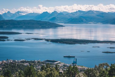 Muhteşem Varden, Norveç fiyordu, dağlar, adalar ve küçük kasaba üzerinden Molde Panorama görünüm. Rock üstten görüntülemek.