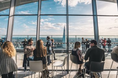 Londra, İngiltere - Mart, 2016: Sky telsizi 20 Fenchurch Street üzerinde yer alan olarak yerel olarak bilinen Garden, Londra'nın en yüksek kamu Bahçe, oturan insanlar.
