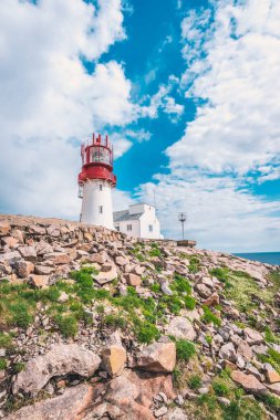 Dünya ünlü Lindesnes Fyr feneri Güney noktası Norveç'in kenarında kayalık deniz sahil üzerinde 
