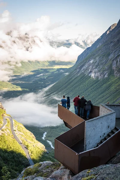 플랫폼 Trollstigen 노르웨이 놀라운 보기를 즐기는 — 스톡 사진