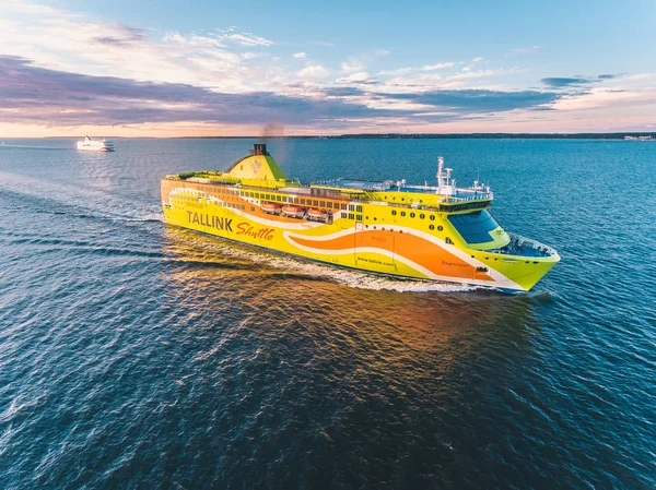 Tallinn, Estonya - Temmuz, 2016: Tallink Servisi Ms süperstar hava atış bağlantı noktası Tallinn adlı gelen feribot gezisi. Tallinn cityscape batımında arka plan üzerinde.