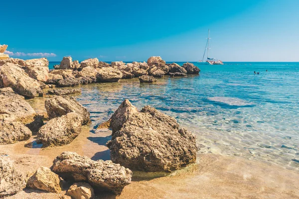 Tropischer Felsstrand Mit Klarem Türkisfarbenem Wasser Blick Über Das Meer — Stockfoto