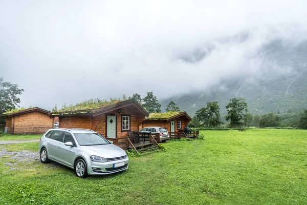 Alte Traditionelle Norwegische Holzhütten Mit Grünem Gras Auf Dem Dach — Stockfoto