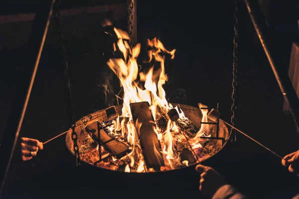 Camping Bonfire Night Marshmallow Burning Woodpile — Stock Photo, Image