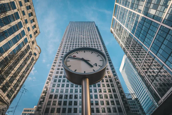 London March 2016 Big Clocks Canary Wharf Skyscrapers Background Time — Stock Photo, Image