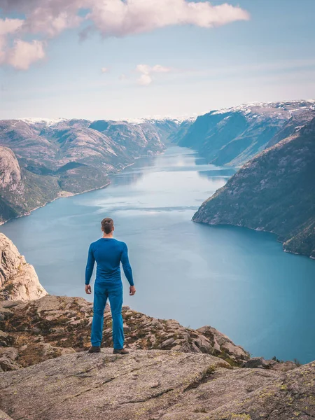 Юнак Стояв Краю Красивою Скеля Горах Норвегії Заднього Виду — стокове фото
