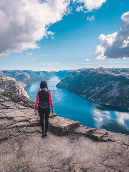 Joven Mujer Pie Borde Hermosa Roca Las Montañas Noruega — Foto de Stock