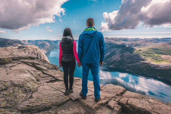 Personas Paradas Cima Del Rock Noruega Disfrutando Una Vista Increíble — Foto de Stock