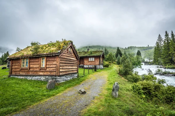 놀라운 전통적인 노르웨이 통나무집 근처에 — 스톡 사진
