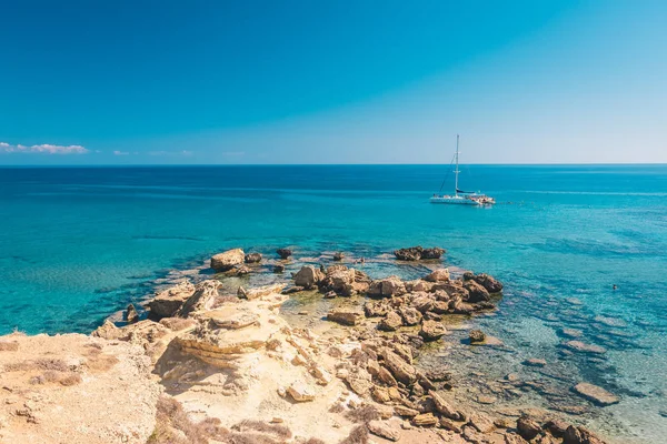 Tropischer Felsstrand Mit Klarem Türkisfarbenem Wasser Blick Über Das Meer — Stockfoto